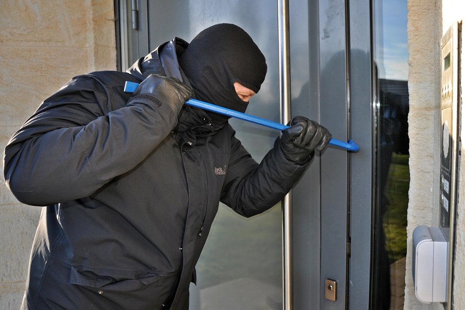 zum wochenende: einbrecherbande warnt vor einbrüchen