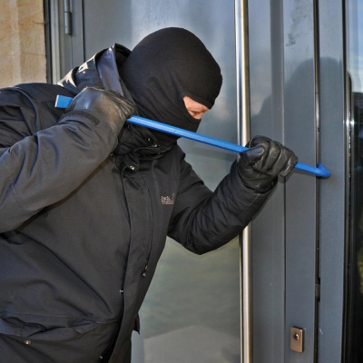 zum wochenende: einbrecherbande warnt vor einbrüchen